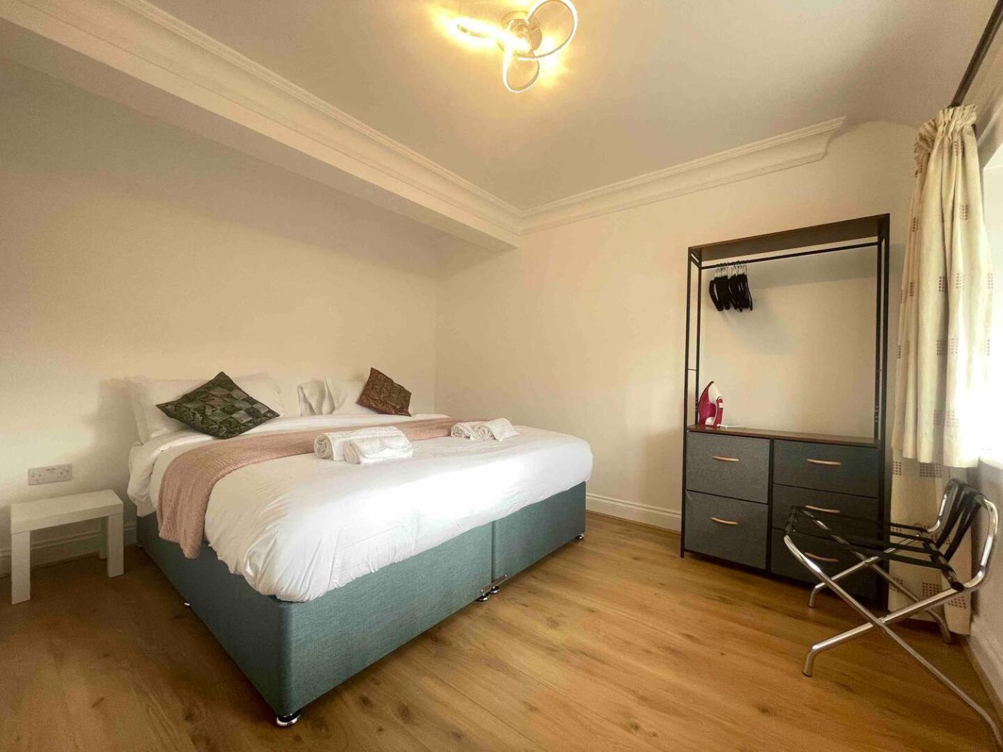 Private 2 Bed Guest House - Van Parking, M25 & A1 Connections ポッターズ・バー エクステリア 写真