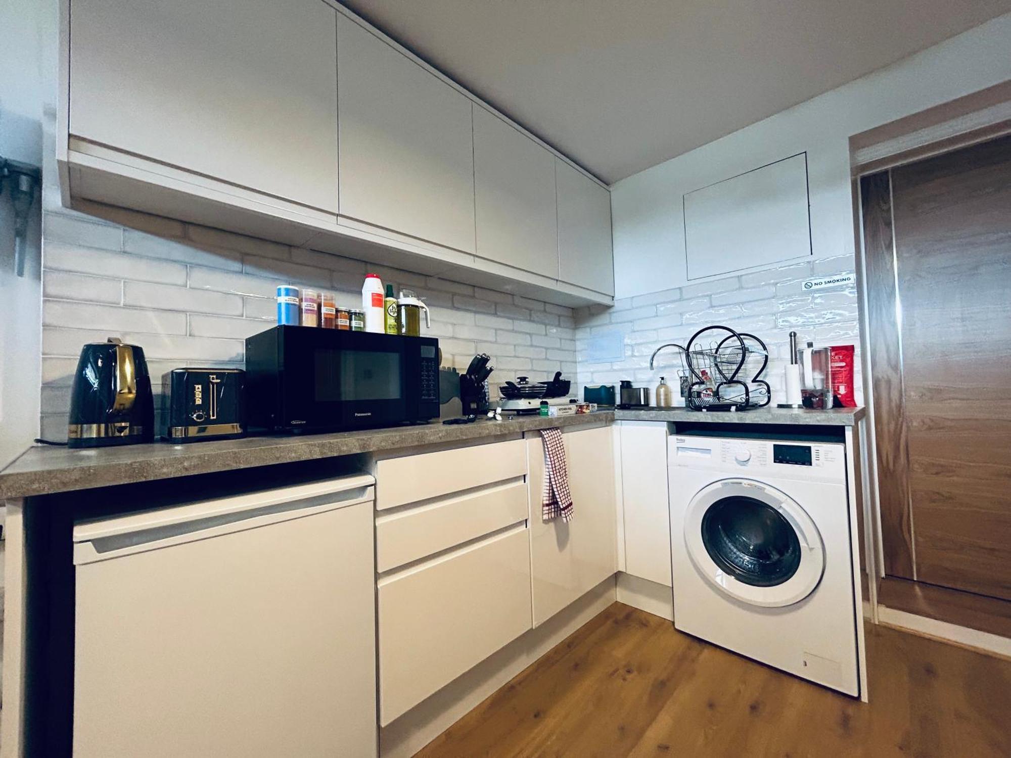 Private 2 Bed Guest House - Van Parking, M25 & A1 Connections ポッターズ・バー エクステリア 写真