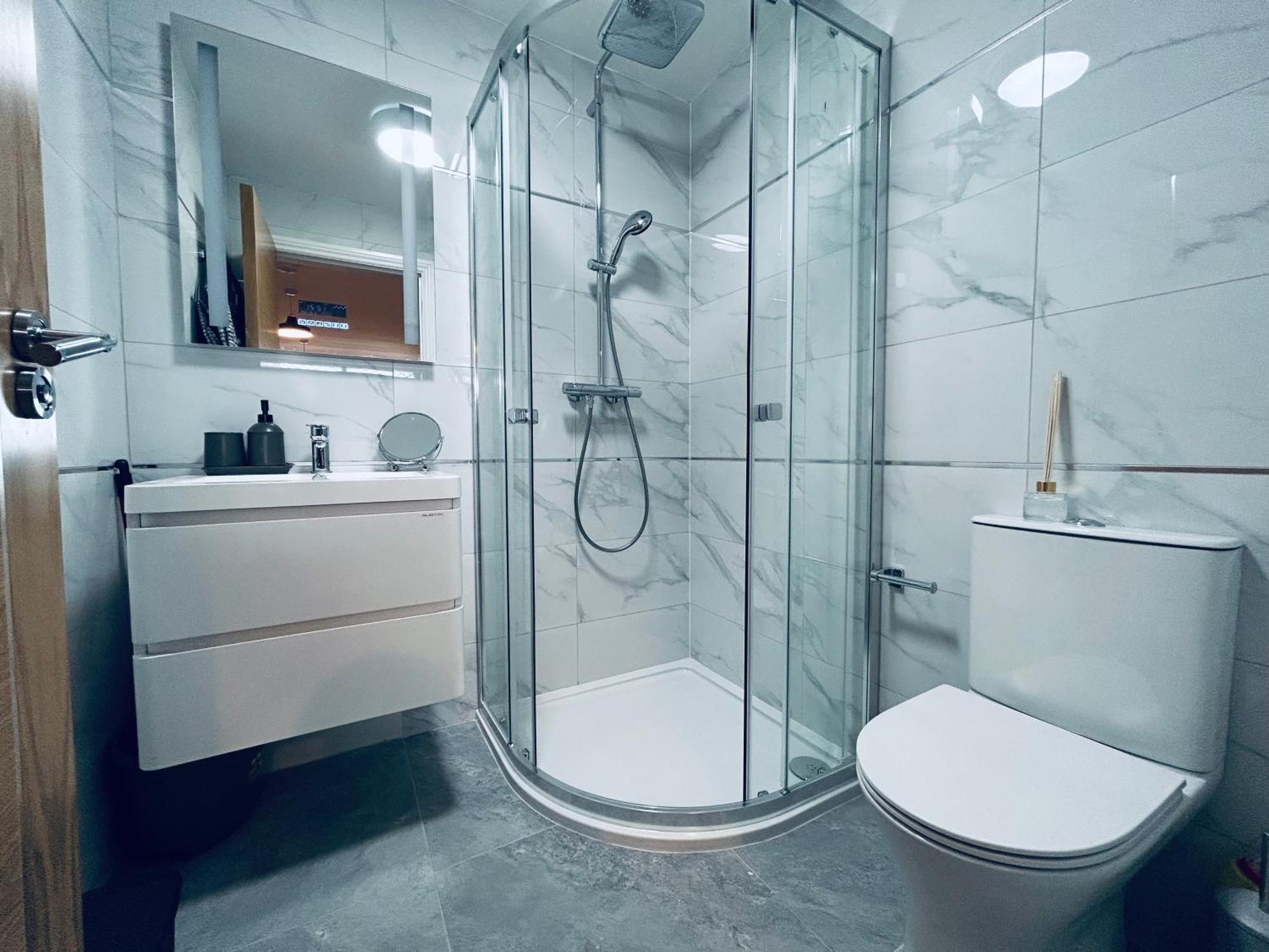 Private 2 Bed Guest House - Van Parking, M25 & A1 Connections ポッターズ・バー エクステリア 写真